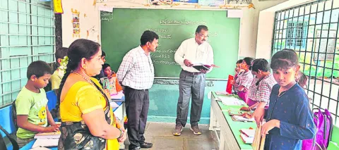 కూతురిని కడతేర్చేందుకు  యత్నించిన తండ్రి