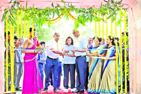 సుజికీ ఎరీనా షోరూం ప్రారంభం 