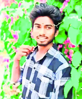 రోడ్డుప్రమాదంలో యువకుడు మృతి