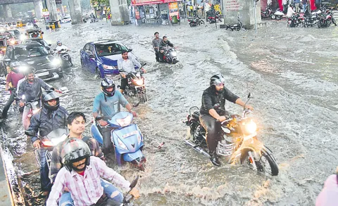 Huge Traffic Jam Due To Heavy Rain In Hyd 