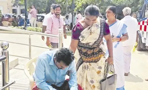 farmers attempt suicide in front of Collector