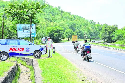 వేగ నియంత్రణకు పోలీస్‌ కటౌట్లు