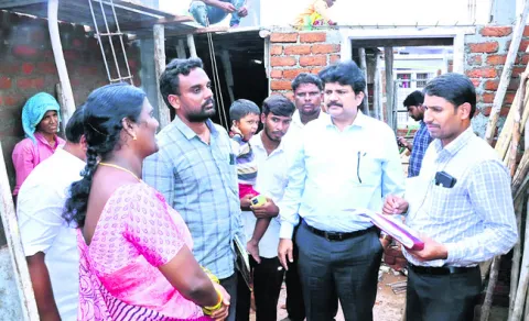 ఇళ్ల నిర్మాణాలు త్వరితగతిన పూర్తిచేయాలి
