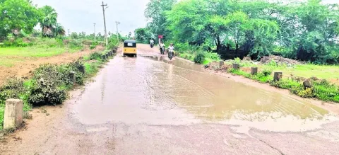చిన్న వానలకే  నిలుస్తున్న రాకపోకలు.. 
