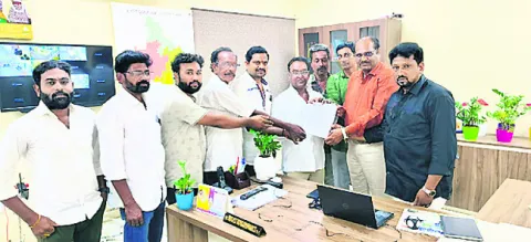 జర్నలిస్టుల సమస్యలు పరిష్కరించాలి 
