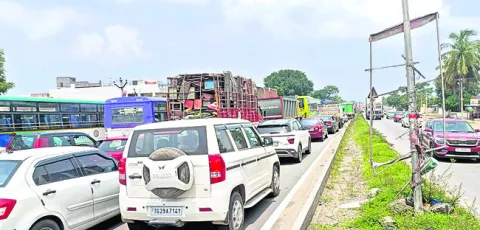 జాతీయ రహదారిపై  ట్రాఫిక్‌ జాం