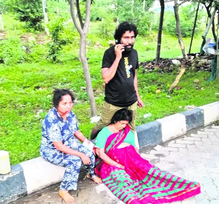 ఆగి ఉన్న లారీని ఢీకొట్టిన కారు