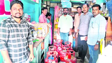 ఏడు గ్యాస్‌ సిలిండర్ల స్వాధీనం 