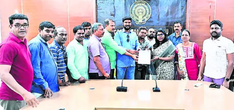 జర్నలిస్టుల సమస్యలు పరిష్కరించాలి 