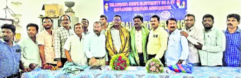 ఉద్యోగుల సమస్యలు పరిష్కరించాలి