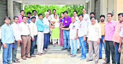 ఉపాధ్యాయుల సమస్యలు పరిష్కరించాలి