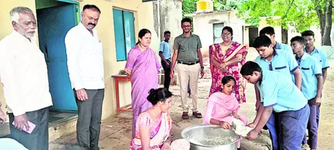 మధ్యాహ్న భోజనం శుచిగా ఉండాలి    