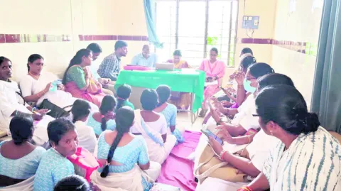 100 శాతం వ్యాక్సినేషన్‌ పూర్తి చేయాలి 