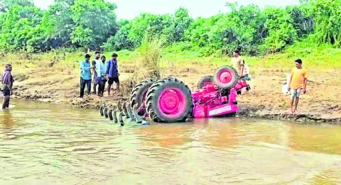 పాలెంవాగు దాటుతూ  ట్రాక్టర్‌ పల్టీ 
