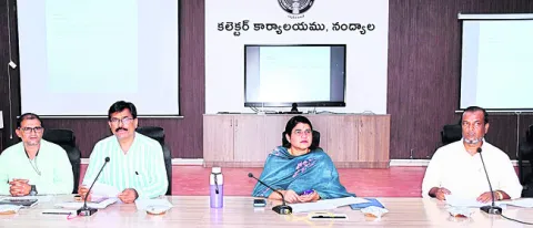 సింగిల్‌ డెస్క్‌ పోర్టల్‌ దరఖాస్తులను పరిష్కరించాలి 