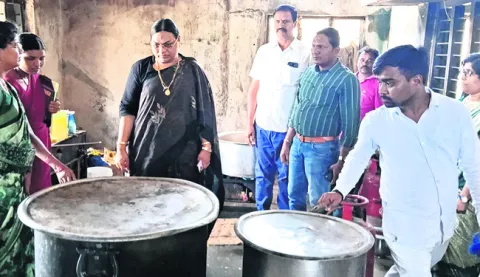 విద్యార్థులకు నాణ్యమైన భోజనం అందించాలి 