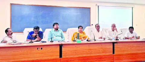 ఇందిరమ్మ ఇళ్లను గ్రౌండింగ్‌ చేయాలి  
