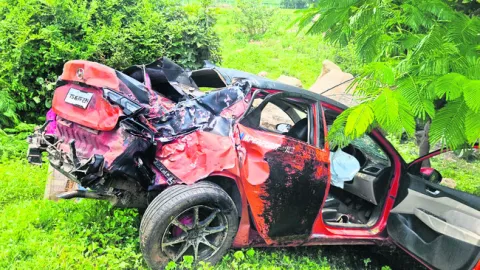 హైవేపై పల్టీలు కొట్టిన కారు 

