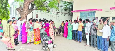 పారిశుధ్య కార్మికులకు రాజకీయ వేధింపులు 