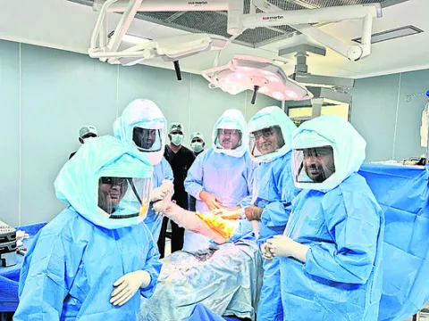 12 గంటల్లో 10 రోబోటిక్‌ శస్త్ర చికిత్సలు