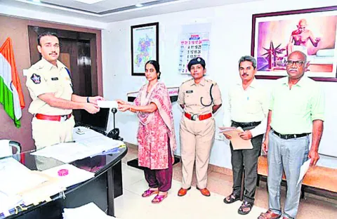 పోలీసు కుటుంబానికి ‘చేయూత’