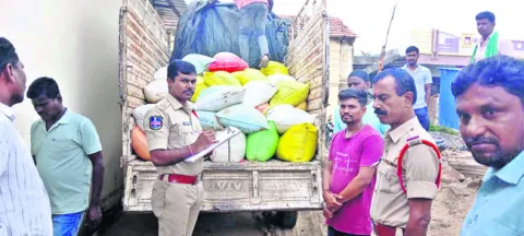32 క్వింటాళ్ల రేషన్‌ బియ్యం పట్టివేత 
