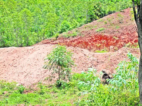 యథేచ్ఛగా అక్రమ తవ్వకాలు 