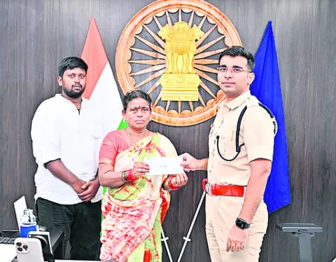మరణించిన హోంగార్డు కుటుంబానికి ఆర్థిక సాయం 