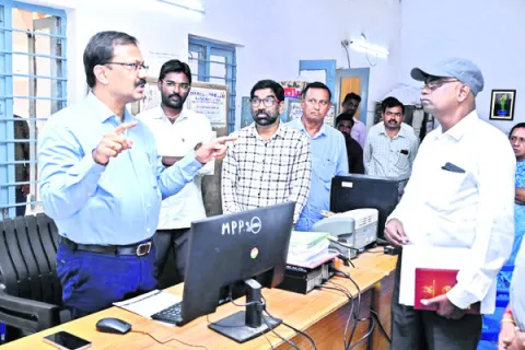 వేల్పూర్‌లో కలెక్టర్‌ ఆకస్మిక తనిఖీలు 