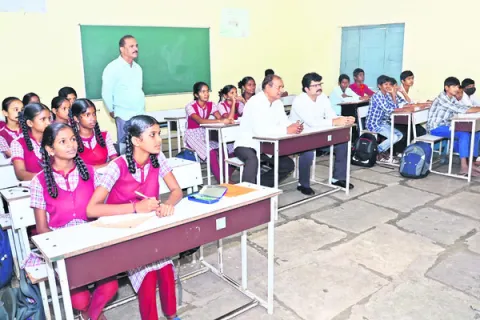విద్యార్థిగా కలెక్టర్‌..  