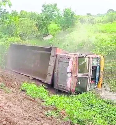 లారీ బోల్తా