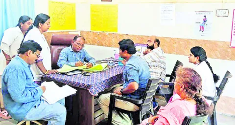 వంగర పీహెచ్‌సీలో డీఎంహెచ్‌వో సందర్శన
