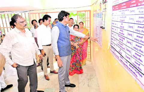 హాస్టళ్లలో ఫుడ్‌ కమిషన్‌ చైర్మన్‌ తనిఖీలు 