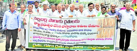 పొగాకు రైతులను బలి చేయొద్దు 