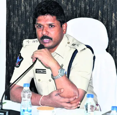 సామాజిక మాధ్యమాలే వేదికగా మోసాలు 