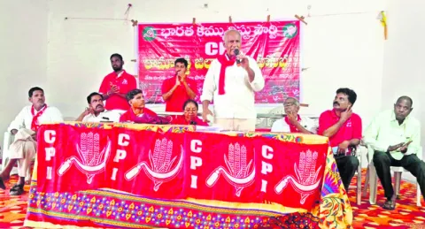 కార్పొరేట్‌ శక్తులకు కేంద్రం వత్తాసు