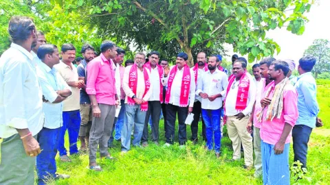 పోడు భూముల సమస్యలు పరిష్కరించాలి