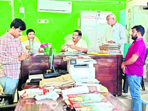 భూభారతి దరఖాస్తుల పరిశీలన పూర్తి చేయండి