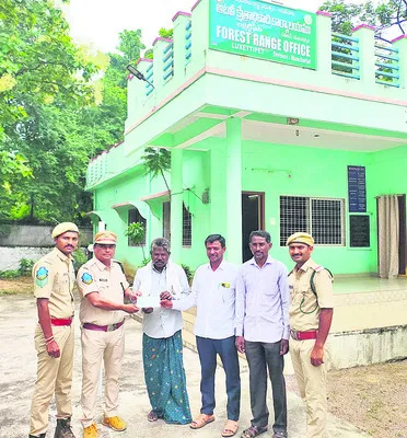 పరిహారం చెక్కు అందజేత