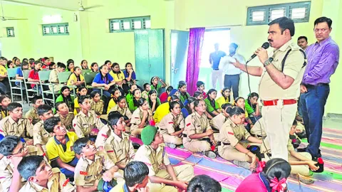 సామాజిక మాధ్యమాలతో జాగ్రత్తగా ఉండాలి 