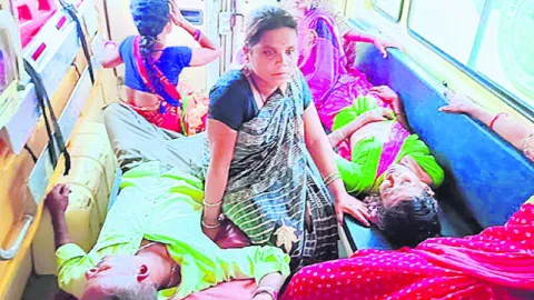 అదుపుతప్పి ఆటో బోల్తా..●