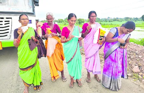 ‘ఆధార్‌’ అప్‌డేట్‌ లేదని.. మహాలక్ష్మి పథకం వర్తించదని..