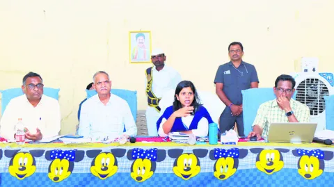 ఇందిరమ్మ ఇళ్ల నిర్మాణంలో వేగం పెంచాలి