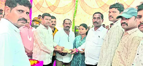 హెచ్‌సీ కుటుంబానికి  ఆర్థిక సహాయం