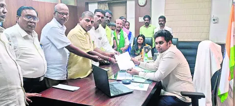 రూ.8. లక్షల ఇన్సూరెన్స్‌ సొమ్మును కాజేశారు 