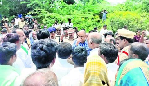 సర్వేను అడ్డుకున్న భూ నిర్వాసితులు 