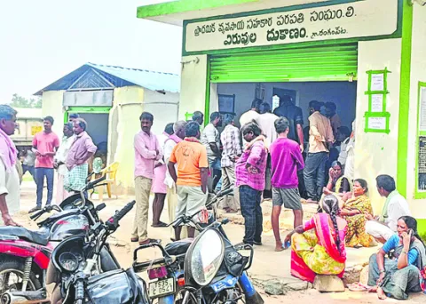 యూరియా కోసం పడిగాపులు 