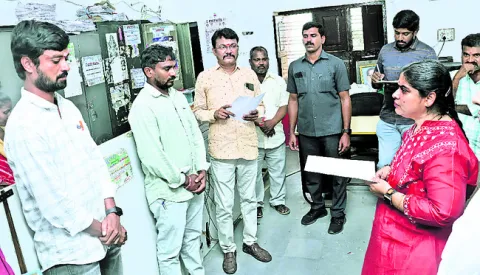 భూ భారతి దరఖాస్తులు పరిశీలించాలి