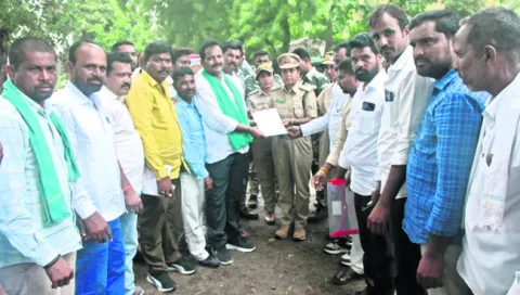 అక్రమ కేసులు ఎత్తేయాలి 