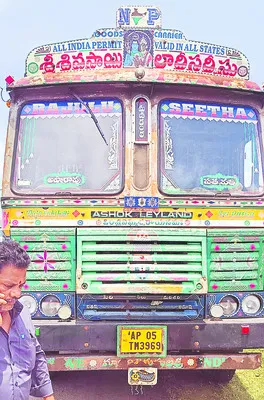 పిఠాపురంలో లారీ చోరీ 